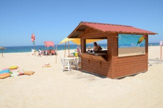 “Biblioteca na Praia” desafia banhistas para leituras à beira-mar na Costa de Santo André